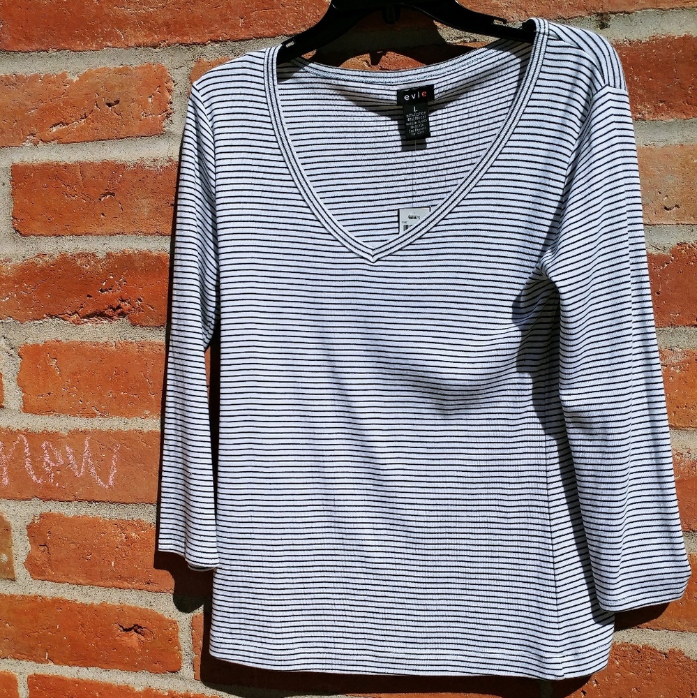 🎰2/$20 Evie black and white long sleeve tee